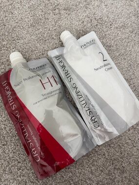 Shiseido Crystallizing Straight H1 & No.2 Pouch Duo - White and Red Accents